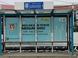 Dishub Tangsel Bakal Copot Stiker Mending Aku Naik Ojek Online di Halte