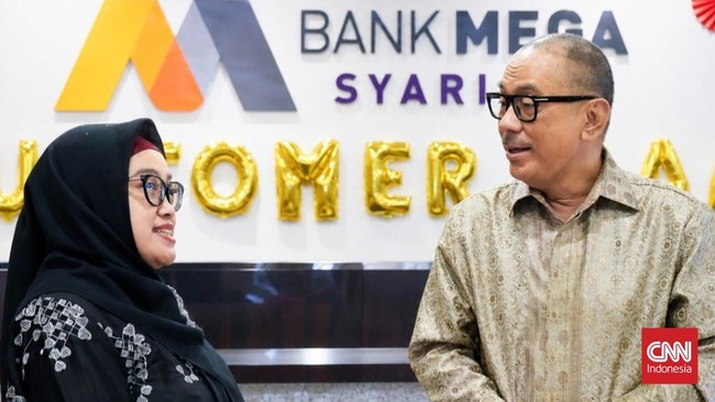 Direktur Utama Bank Mega Syariah Yuwono Waluyo saat berbincang dengan nasabah