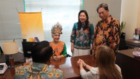Direktur Utama Bank Mega, Kostaman Thayib (kanan) didampingi oleh Regional Head Bank Mega Jakarta 2 Sandra Rustandi (kedua kanan), berinteraksi langsung dengan melayani nasabah di sela-sela peringatan Hari Pelanggan Nasional 2026 yang diselenggarakan