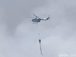 Helikopter Dikerahkan Padamkan Kebakaran TPA Putri Cempo Solo