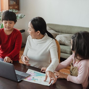 Jangan Ucap 'Hati-hati' Saat Mengingatkan Anak, Ini 5 Kalimat Pengganti yang Bisa Digunakan