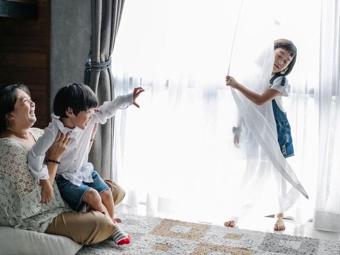 Bukan 'hati-hati', melainkan ada beberapa kalimat lain yang lebih baik diucapkan saat akan mengingatkan anak-anak