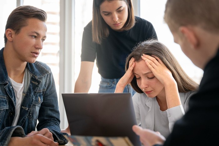 tanda orang yang lelah secara mental akan meminta waktu sejenak untuk memulihkan energinya. Mereka sedang merasa kewalahan, jadi istirahat sejenak adalah caranya untuk mencapai kondisi yang lebih baik.