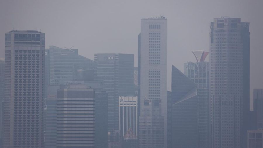Kabut asap menyelimuti bangunan-bangunan komersial saat asap dari kebakaran hutan di wilayah sekitar mengurangi jarak pandang di seluruh pulau, di Singapura, 4 September 2026.