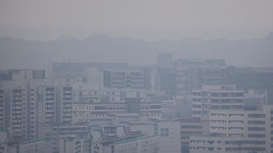 Kabut asap menyelimuti bangunan hunian saat asap dari kebakaran hutan di wilayah sekitar mengurangi jarak pandang di seluruh pulau, di Singapura, 4 September 2026. (REUTERS/Suhaimi Abdullah)