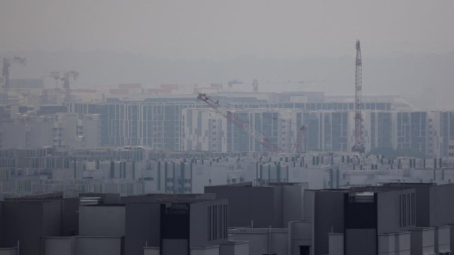 Kabut asap menyelimuti bangunan komersial dan perumahan karena asap dari kebakaran hutan regional mengurangi jarak pandang di seluruh pulau di Singapura, 4 September 2026.