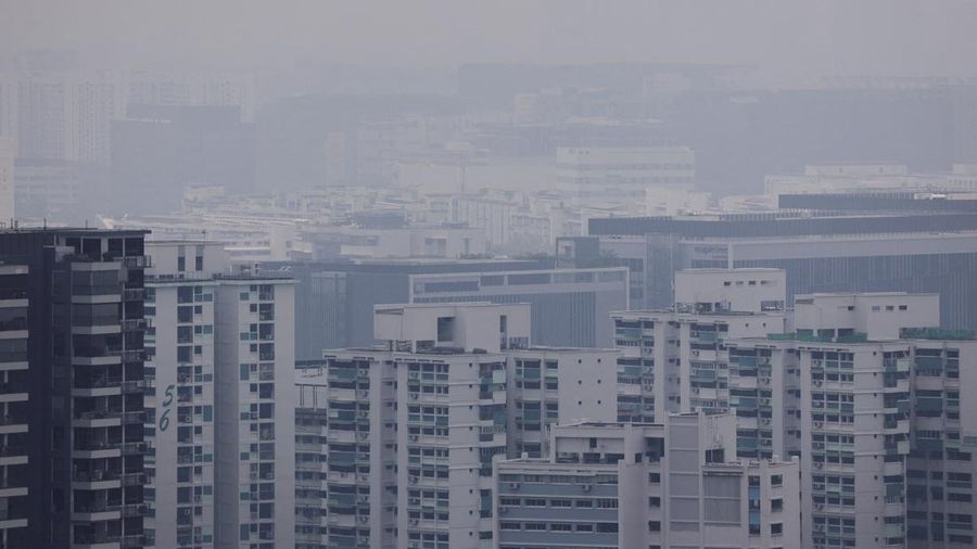 Kabut menyelimuti bangunan karena asap dari kebakaran hutan regional mengurangi jarak pandang ke seluruh pulau di Singapura, 4 September 2026.