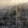 Kerusakan lahan gambut di Indonesia meningkatkan risiko kebakaran dan banjir. Ahli memperingatkan potensi bencana berulang jika kerusakan terus berlanjut.