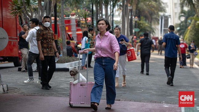 Kebakaran Apartemen di Jakarta Pusat, Petugas Evakuasi Penghuni Terjebak