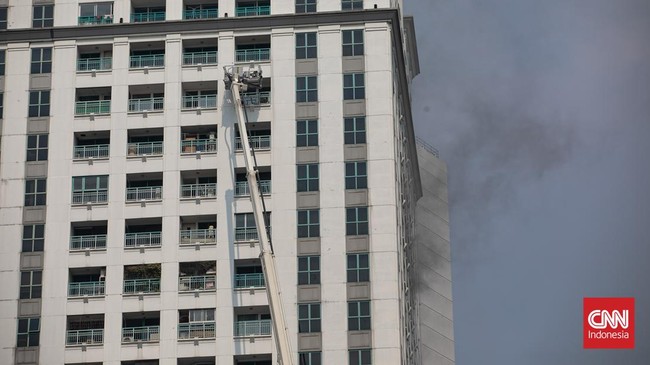 Kebakaran Apartemen di Jakarta Pusat, Petugas Evakuasi Penghuni Terjebak