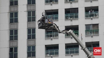Kebakaran Apartemen di Jakarta Pusat, Petugas Evakuasi Penghuni Terjebak