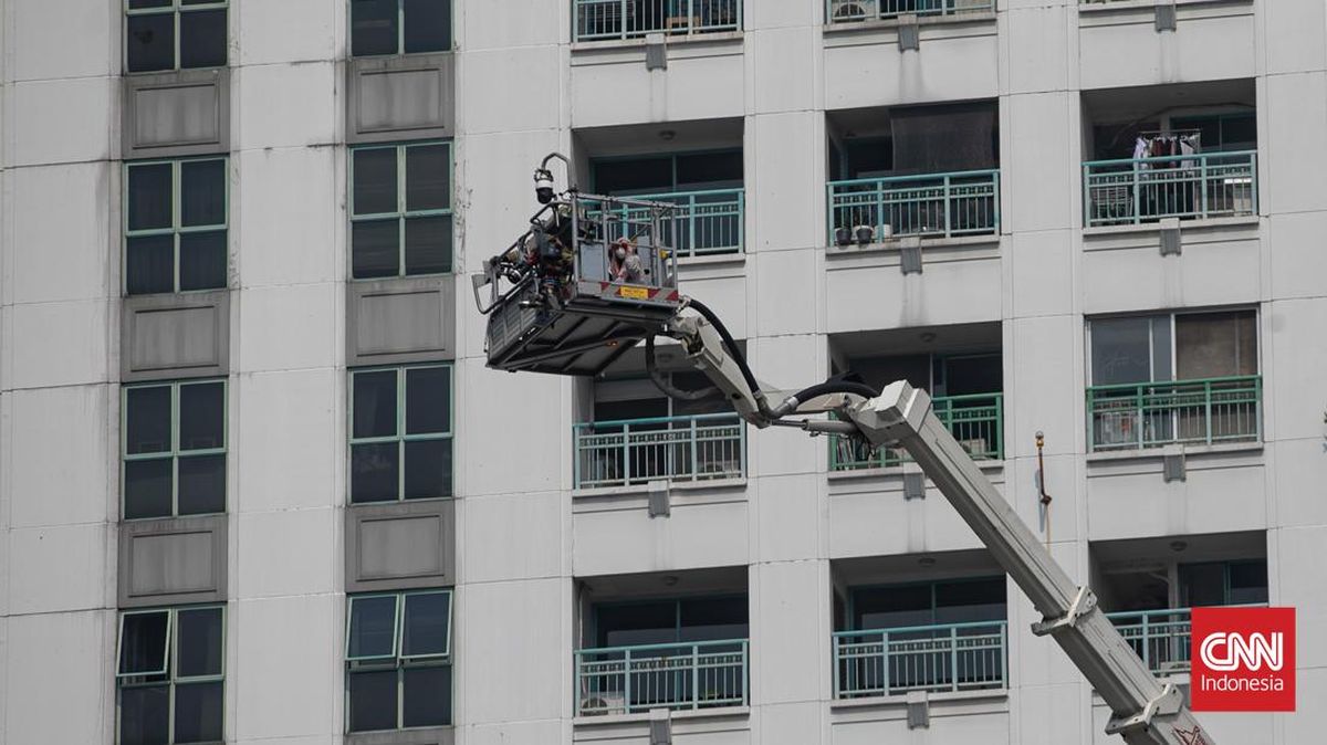 FOTO: Kebakaran Apartemen di Jakarta Pusat, Petugas Evakuasi Penghuni