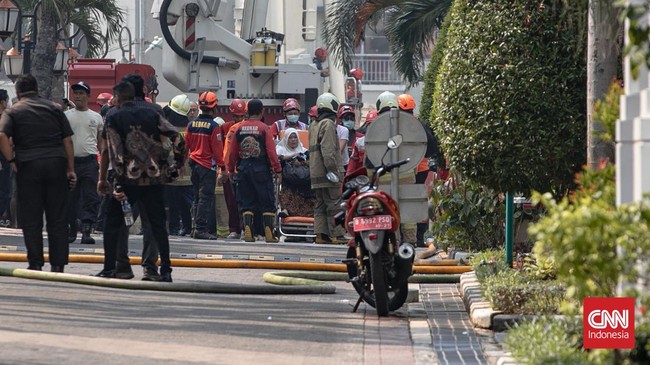 Kebakaran Apartemen di Jakarta Pusat, Petugas Evakuasi Penghuni Terjebak