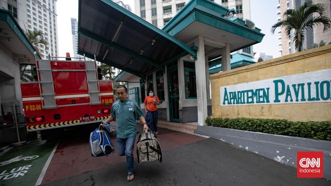 Kebakaran Apartemen di Jakarta Pusat, Petugas Evakuasi Penghuni Terjebak