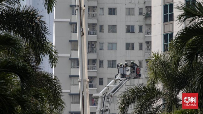 Kebakaran Apartemen di Jakarta Pusat, Petugas Evakuasi Penghuni Terjebak