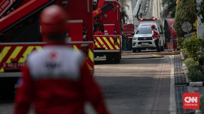 Kebakaran Apartemen di Jakarta Pusat, Petugas Evakuasi Penghuni Terjebak
