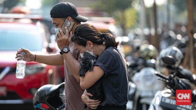 Kebakaran Apartemen di Jakarta Pusat, Petugas Evakuasi Penghuni Terjebak
