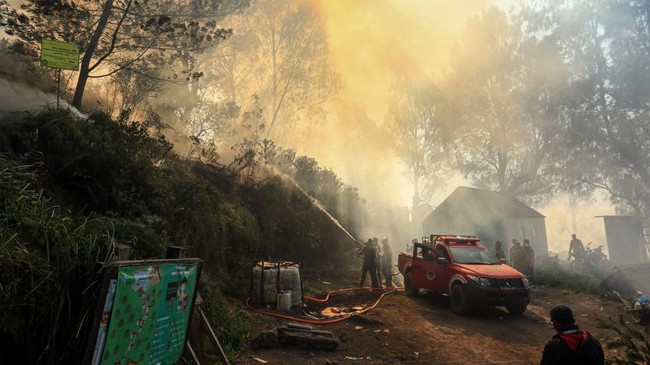 Taman Wisata Alam Kawah Ijen resmi ditutup pada Jumat (4/9) akibat karhutla yang merambat masuk ke kawasan tersebut.