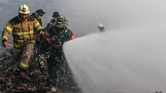 Warga Terdampak Kebakaran TPA Putri Cempo Solo