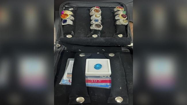 Kejagung Sita Jam Mewah Hingga Uang Tunai Asing Milik Dadan Hindayana