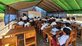 Kementerian Pendidikan Dasar dan Menengah (Kemendikdasmen) menyiapkan puluhan tenda ruang kelas darurat untuk memastikan kegiatan belajar mengajar tetap berjalan setelah gempa bumi yang mengguncang Nusa Tenggara Timur (NTT) pada 15 Agustus lalu.