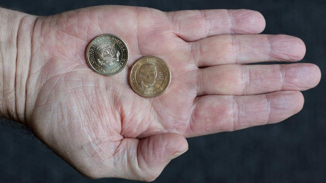 Koin US$ 1 Bergambar Donald Trump Ludes Terjual