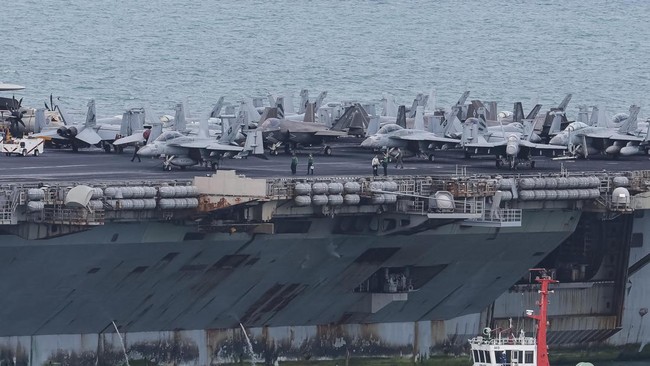 Personnel and aircraft on the deck of the U.S. Navy Nimitz-class aircraft carrier USS Abraham Lincoln as it docks at Laem Chabang Port for a rest stop following a long deployment in the Middle East, in Chonburi province, Thailand, September 3, 2026.
