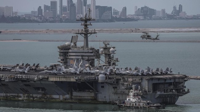 Personnel and aircraft on the deck of the U.S. Navy Nimitz-class aircraft carrier USS Abraham Lincoln as it docks at Laem Chabang Port for a rest stop following a long deployment in the Middle East, in Chonburi province, Thailand, September 3, 2026.
