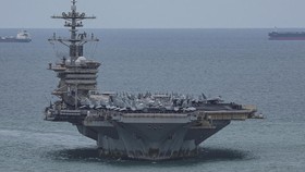 Televisi pemerintah Iran merilis klip video yang memperlihatkan rudal balistik Teheran menggempur dua kapal perang Amerika Serikat.