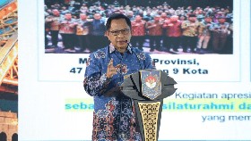 Menteri Dalam Negeri (Mendagri) Muhammad Tito Karnavian dalam acara Apresiasi Pemerintah Daerah Berprestasi Tahun 2026 Batch II Regional Kalimantan di Hotel Platinum, Kota Balikpapan, Kalimantan Timur (Kaltim), Kamis (3/9/2026).