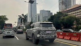 SUV misterius dibalut kamuflase dipotret di jalan tol dalam kota Jakarta pada Kamis (3/9/2026). Mobil ini diduga generasi baru Mitsubishi Pajero yang debut global di Thailand pada 2 September 2026.