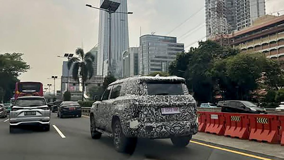 SUV Diduga Mitsubishi Pajero Seliweran di Jalan Tol Indonesia