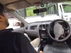 Niat Uji Coba Mobil Tanpa Sopir, Jurnalis Pakistan Tabrak Kendaraan Polisi