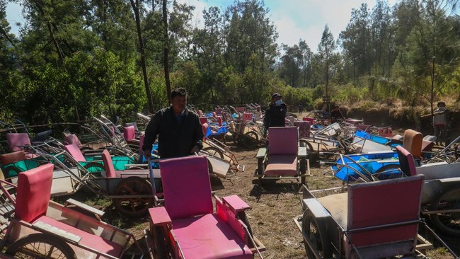 Taman Wisata Alam Kawah Ijen resmi ditutup pada Jumat (4/9) akibat karhutla yang merambat masuk ke kawasan tersebut.