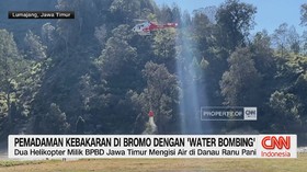 Pemadaman Kebakaran di Bromo dengan 'Water Bombing'