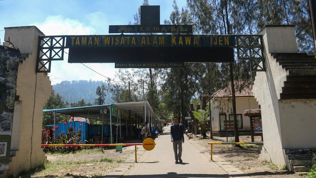 Taman Wisata Alam Kawah Ijen resmi ditutup pada Jumat (4/9) akibat karhutla yang merambat masuk ke kawasan tersebut.