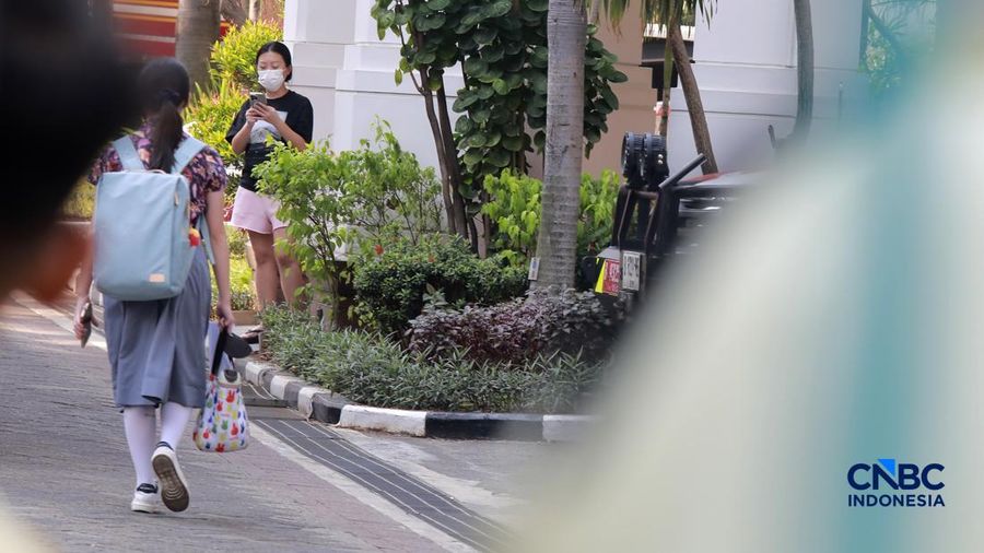 Petugas pemadam kebakaran (damkar) mengevakuasi sejumlah penunggu apartemen saat terjadi kebakaran di area Tanah Abang, Jakarta, Jumat (4/9/2026).