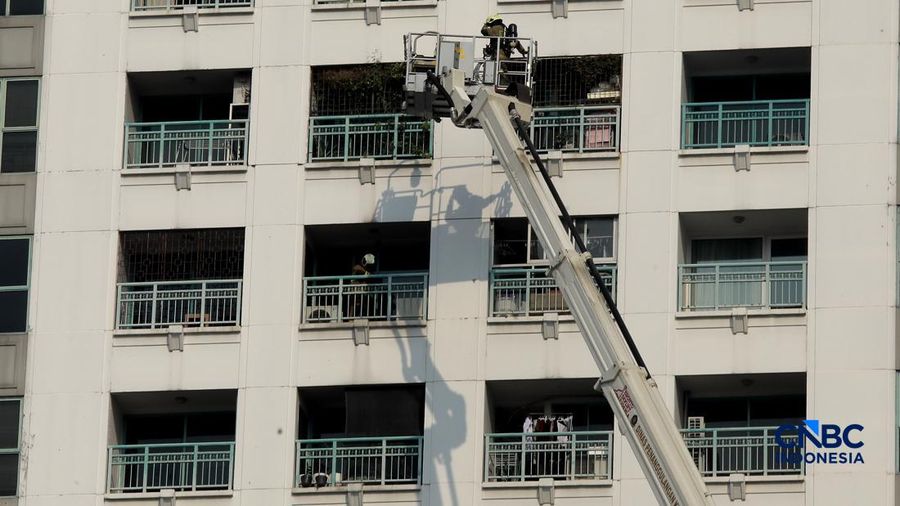Petugas pemadam kebakaran (damkar) mengevakuasi sejumlah penunggu apartemen saat terjadi kebakaran di area Tanah Abang, Jakarta, Jumat (4/9/2026).