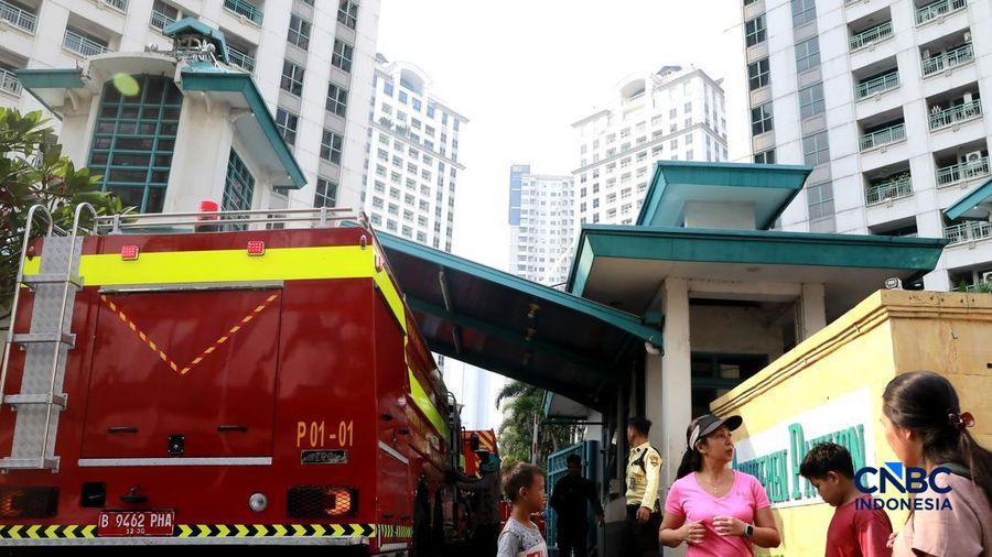 Petugas pemadam kebakaran (damkar) mengevakuasi sejumlah penunggu apartemen saat terjadi kebakaran di area Tanah Abang, Jakarta, Jumat (4/9/2026). (CNBC Indonesia/Muhammad Sabki)