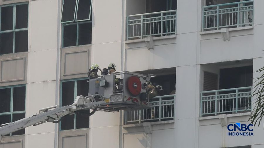 Petugas pemadam kebakaran (damkar) mengevakuasi sejumlah penunggu apartemen saat terjadi kebakaran di area Tanah Abang, Jakarta, Jumat (4/9/2026).