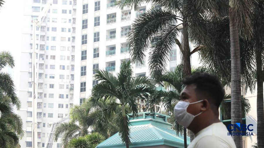 Petugas pemadam kebakaran (damkar) mengevakuasi sejumlah penunggu apartemen saat terjadi kebakaran di area Tanah Abang, Jakarta, Jumat (4/9/2026).