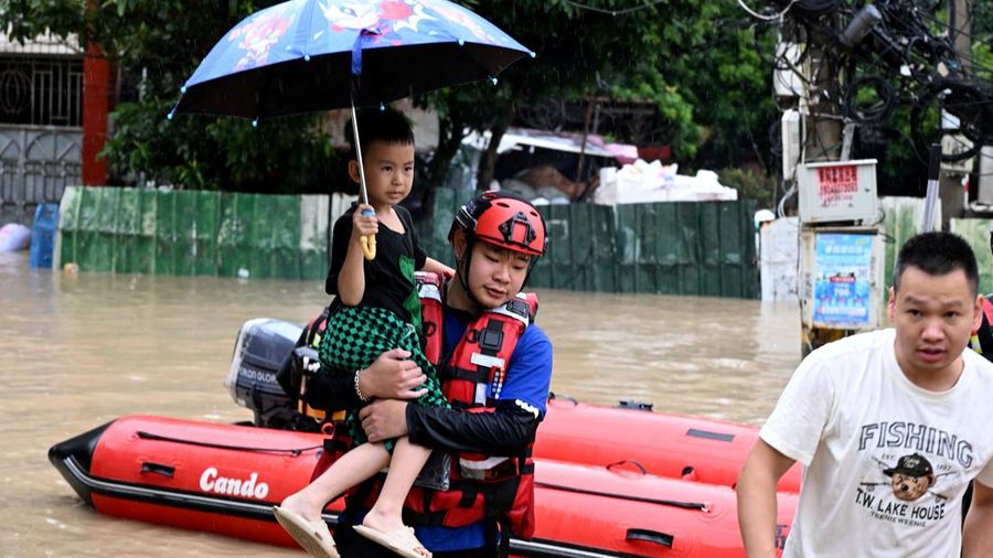 Petugas penyelamat mengevakuasi penduduk di tengah banjir di Fuzhou , Provinsi Fujian, China, Kamis (3/9/2026). (via REUTERS/cnsphoto)