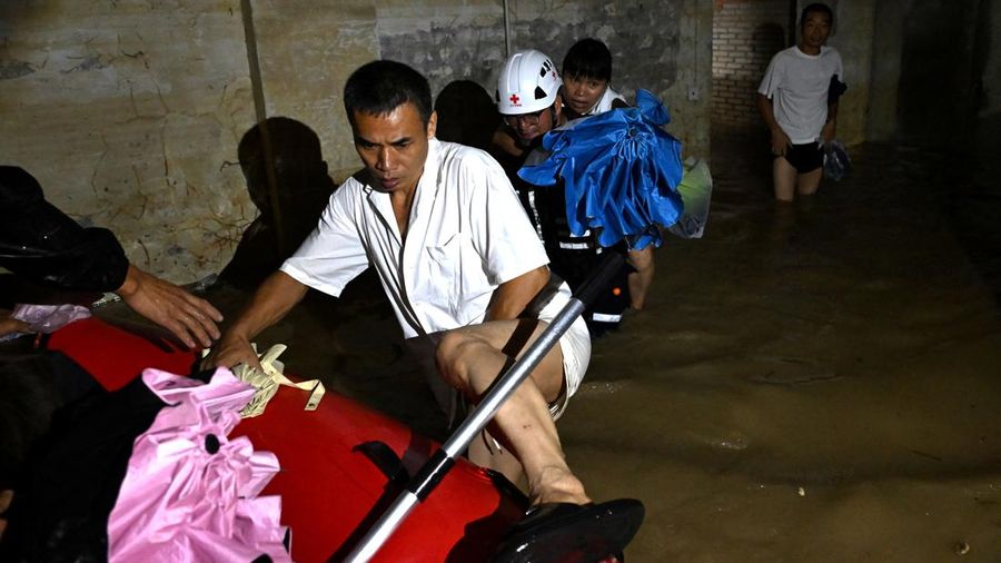 Petugas penyelamat mengevakuasi penduduk di tengah banjir di Fuzhou , Provinsi Fujian, China, Kamis (3/9/2026). (via REUTERS/cnsphoto)