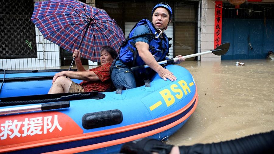 Petugas penyelamat mengevakuasi penduduk di tengah banjir di Fuzhou , Provinsi Fujian, China, Kamis (3/9/2026). (via REUTERS/cnsphoto)