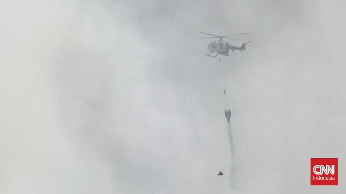 Polda Jateng Bantu Water Bombing ke Kebakaran TPA Putri Cempo Solo