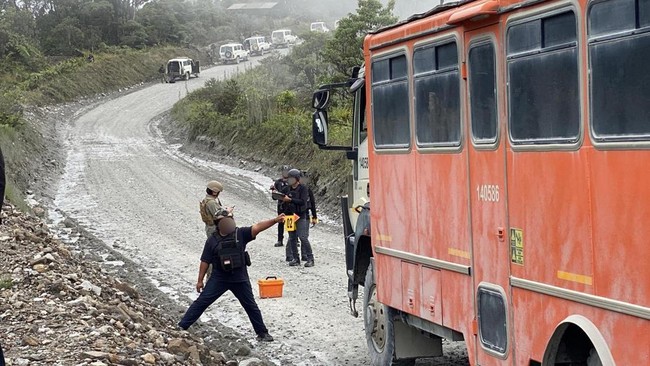 Konvoi kendaraan milik PT Freeport Indonesia ditembaki saat melintas di Jalan Tambang Mile Point 60, Distrik Tembagapura, Mimika, Papua Tengah.