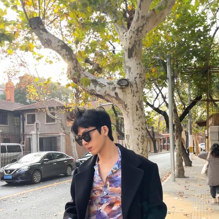 <p>Pria kelahiran 1989 ini berperan sebagai Luke atau Luan Nian, seorang petinggi perusahaan yang dikenal memiliki pembawaan dingin, cerdas, dan tegas. (Foto: Instagram @jingxiaoxiansheng)</p>