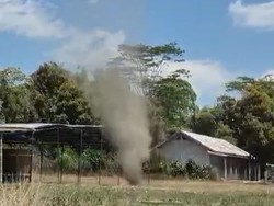 Video Puting Beliung Sapu Tenda Pernikahan di NTT, Atap Seng Terbang 10 Meter