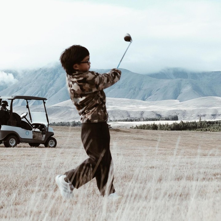 <p>Kepiawaian Sekala bermain golf tak lepas dari campur tangan kedua orang tuanya. Ayudia Bing Slamet dan suaminya memang sering berlatih golf. Beberapa bulan belakangan, pasangan ini kerap<em> qualiy time</em> bermain golf bersama sang putra. (Foto: Instagram @ayudiac)</p>