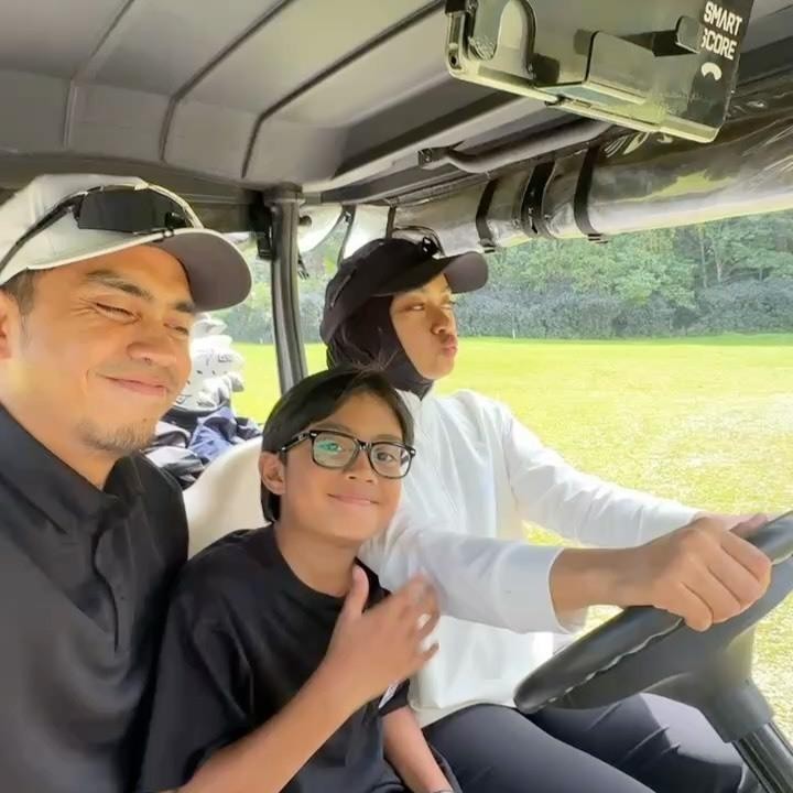 <p>Baru-baru ini, Sekala mengikuti turnamen golf untuk kategori anak-anak. Momen saat Sekala mengikut pertandingan ini dibagikan sang ayah di Instagram. Selama pertandingan, Ayudia Bing Slamet dan Ditto Percussion tampak menemani sang putra. (Foto: Instagram @dittopercussion)</p>